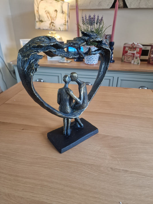 Sitting Couple Under Heart Tree - H30cm