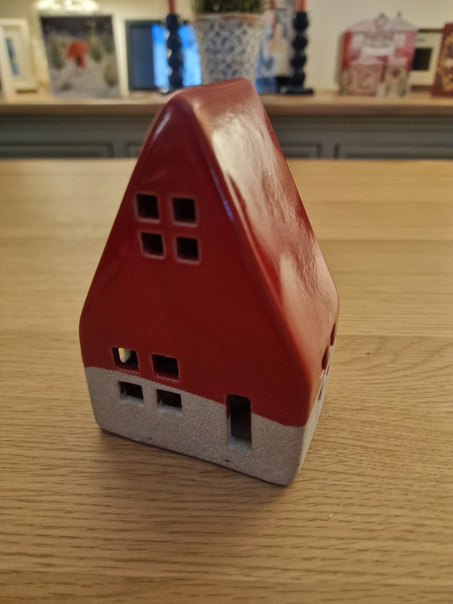 Red/White Ceramic House Decoration With Led L7.5 x D5 x H12.5cm