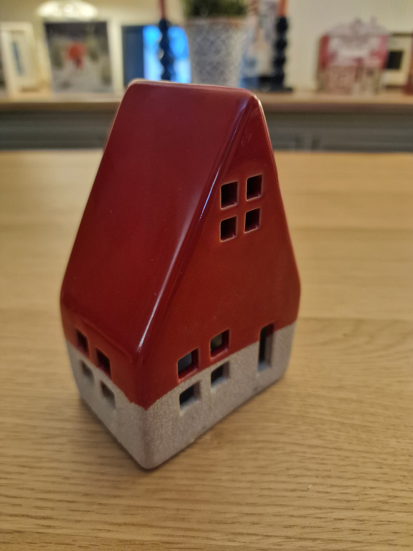 Red/White Ceramic House Decoration With Led L7.5 x D5 x H12.5cm