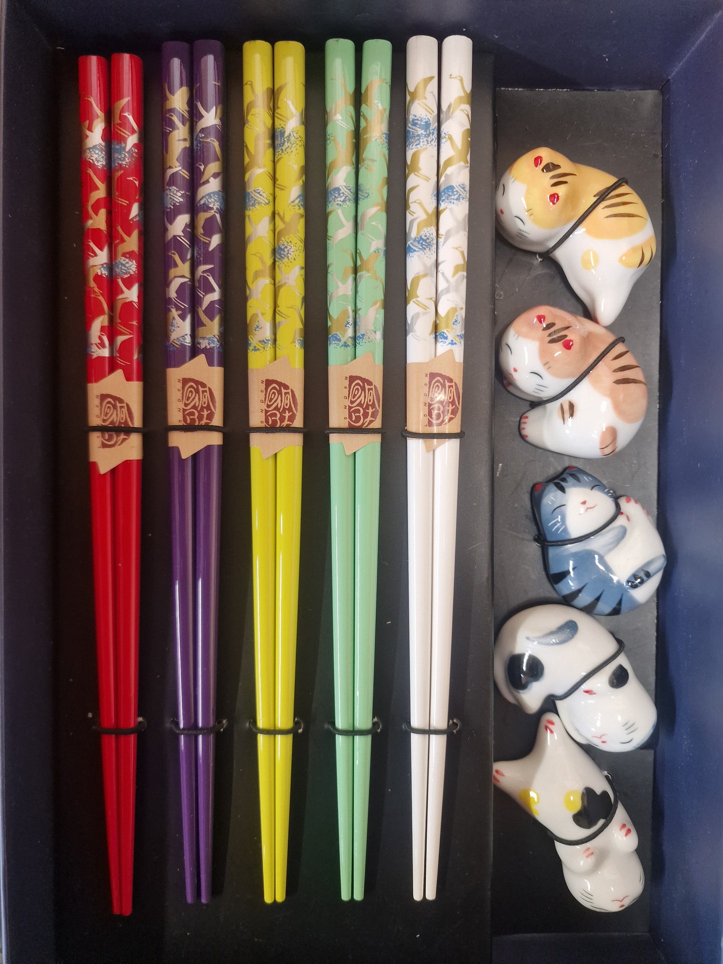 Gohobi A Set of 5 Pairs of Wooden Chopsticks with Cat Rests