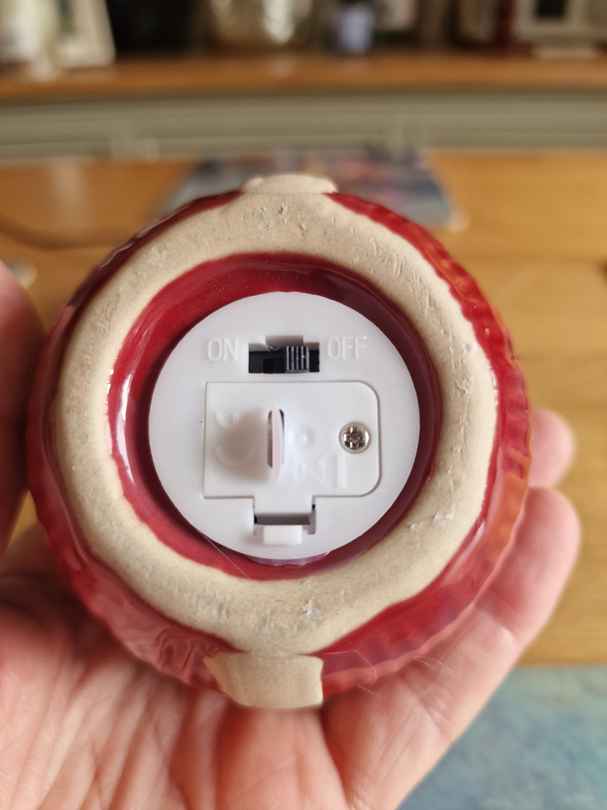 Red Ceramic Led Bauble With Bow 10cm underside showing white battery compartment