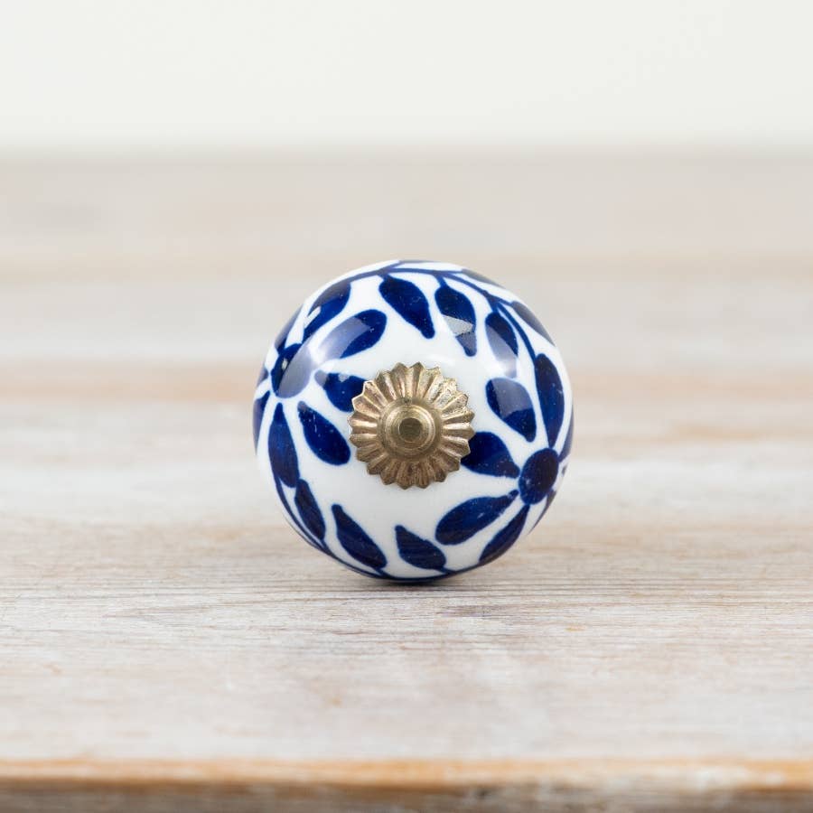 2x Gunmetal Leaf Door Knobs, 4cm x 7cm