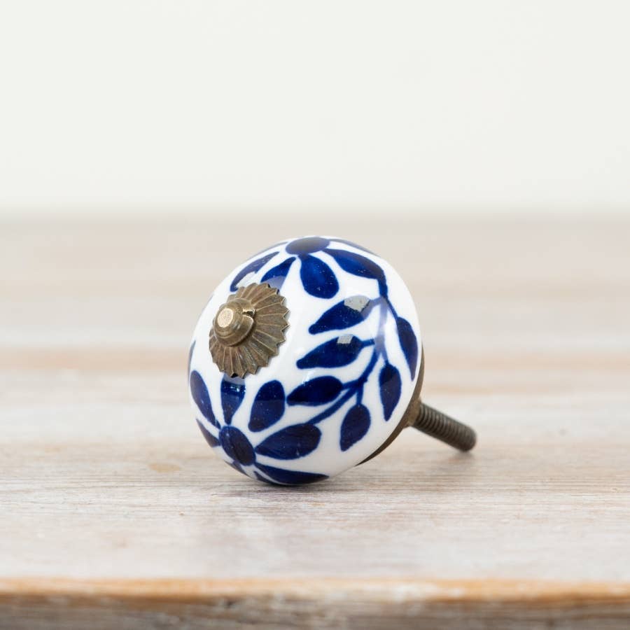 2x Gunmetal Leaf Door Knobs, 4cm x 7cm